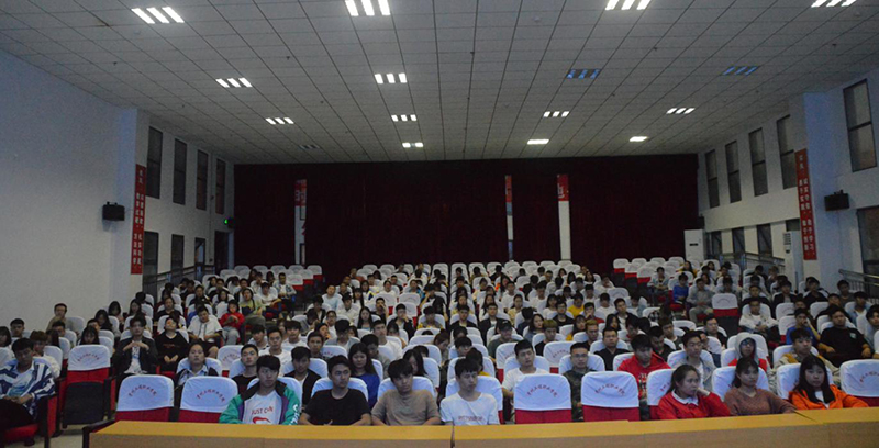 增强忧患意识 防范风险挑战——副校长黄贻培副教授为学生作形势与政策专题报告(图1) 增强忧患意识 防范风险挑战——副校长黄贻培副教授为学生作形势与政策专题报告(图1)