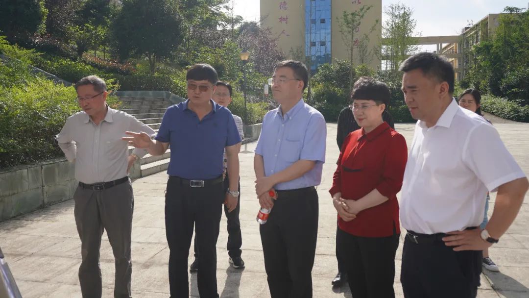铜仁市政协到贵州工程职业学院开展“走访委员企业、服务市场主体”调研活动(图1) 铜仁市政协到贵州工程职业学院开展“走访委员企业、服务市场主体”调研活动(图1)