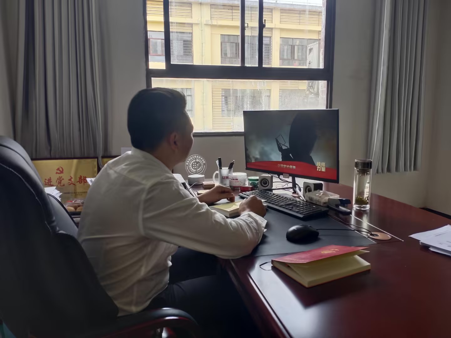 榜样如炬,追光前行—我校全体教师党员收看《榜样的力量(第二季)》专题节目(图5) 榜样如炬,追光前行—我校全体教师党员收看《榜样的力量(第二季)》专题节目(图5)