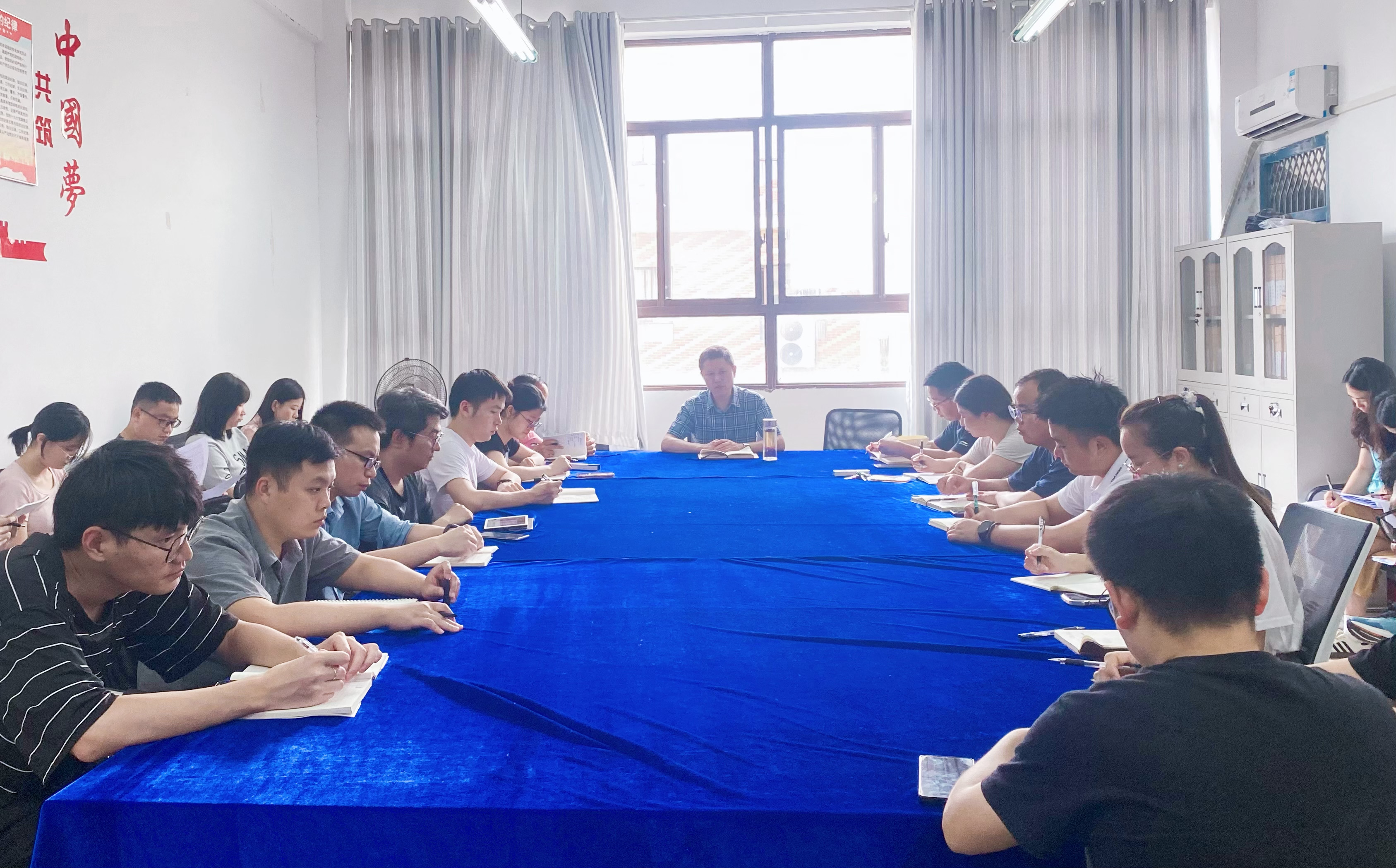 装备制造与信息技术学院期末总结会简报(图1)