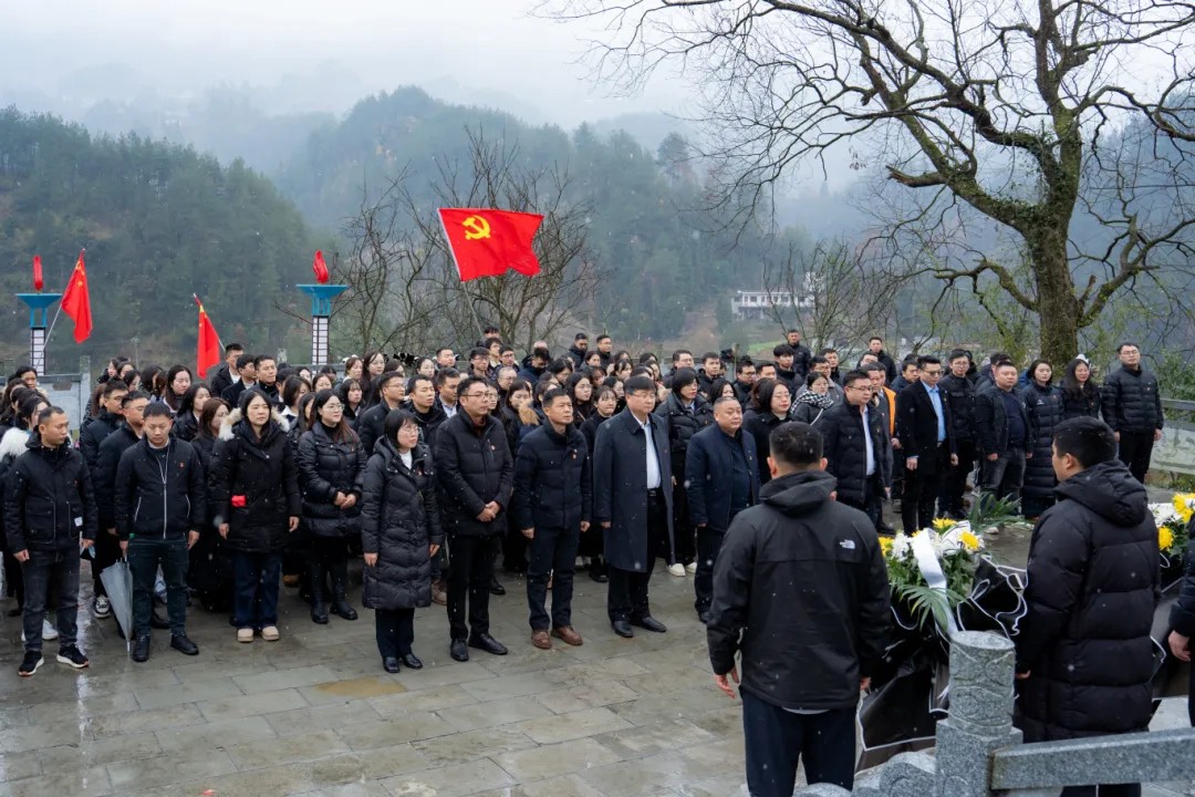 追寻革命足迹 传承红色精神丨贵州工程职业学院全体党员赴黔东特区革命委员会旧址开展党性教育活动(图2) 追寻革命足迹 传承红色精神丨贵州工程职业学院全体党员赴黔东特区革命委员会旧址开展党性教育活动(图2)
