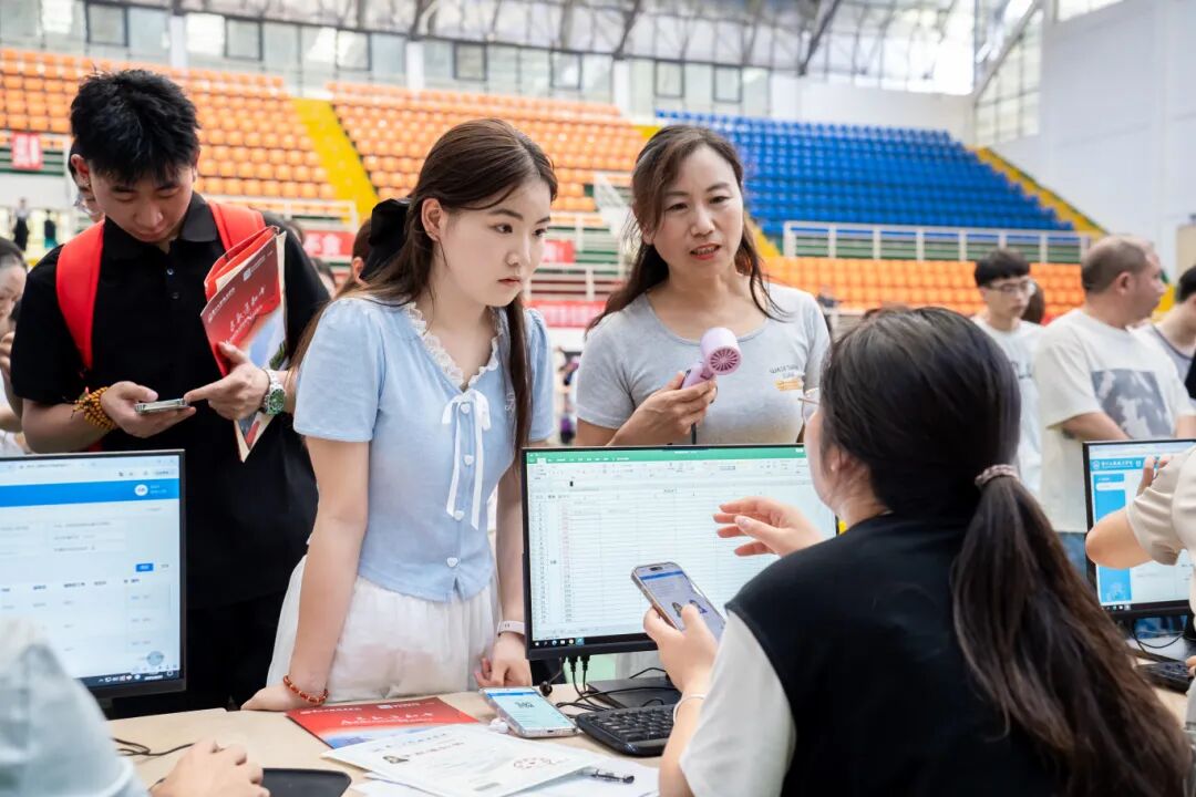 初秋相遇  满“新”欢喜丨直击2025级新生报到现场(图3)