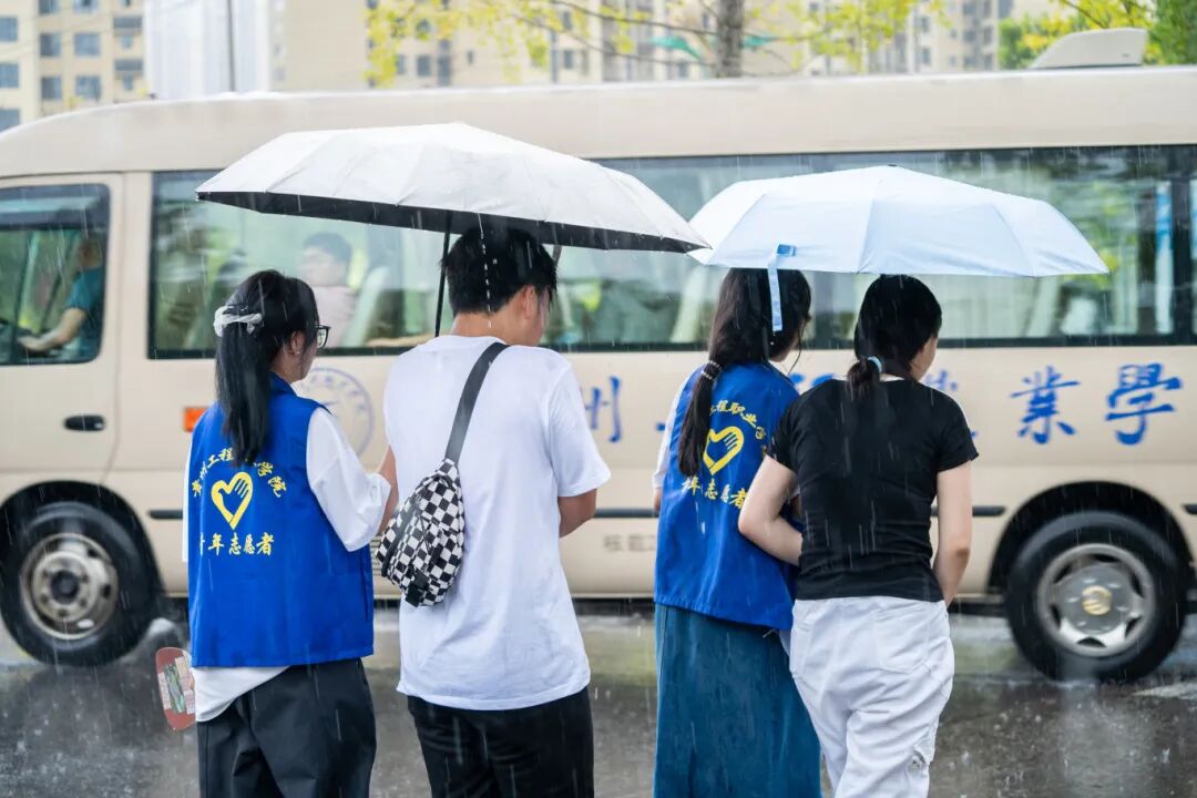 初秋相遇  满“新”欢喜丨直击2025级新生报到现场(图7)