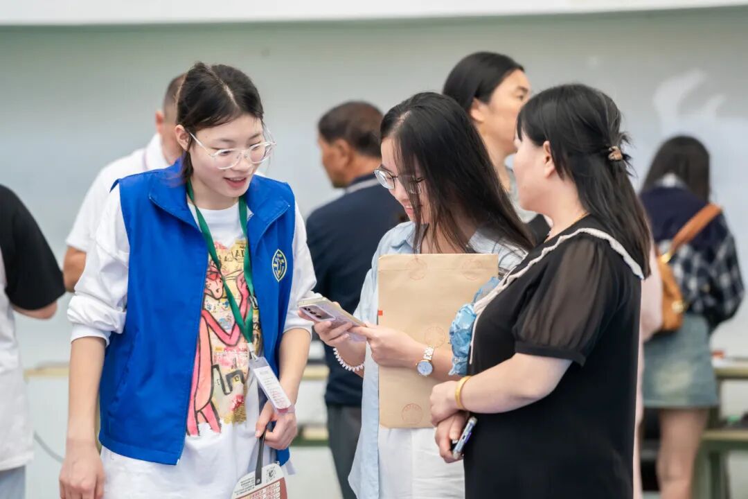 初秋相遇  满“新”欢喜丨直击2025级新生报到现场(图12)
